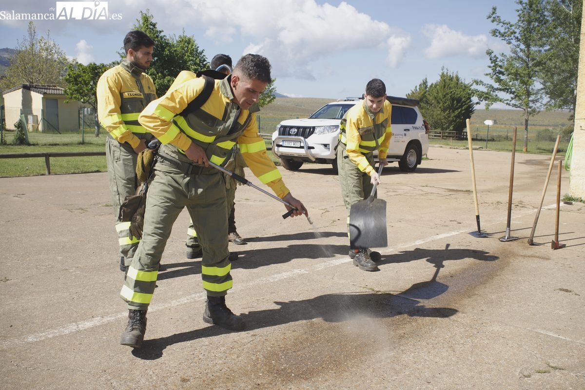 Mochilas extintoras y batefuegos. Camiones y helicópteros: Así se lucha contra el fuego en Salamanca