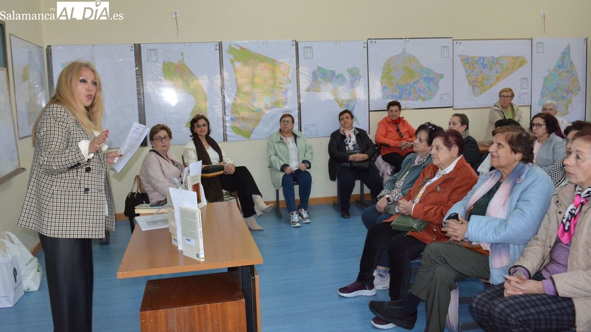 Las mujeres de la asociación Villa de Lumbrales homenajean a Carmen Martín Gaite en la celebración del Día del Libro