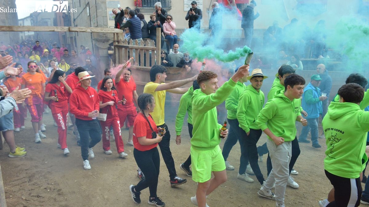 Las Peñas dan el pistoletazo de salida, con un bullicioso y colorido desfile, a las fiestas de El Noveno en San Felices de los Gallegos