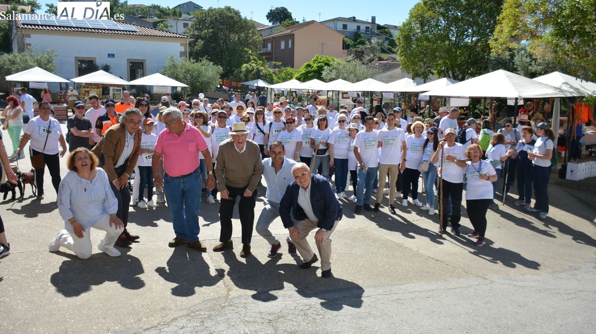 Ahigal de los Aceiteros vive un intenso día con su feria y una marcha solidaria a beneficio de la AECC