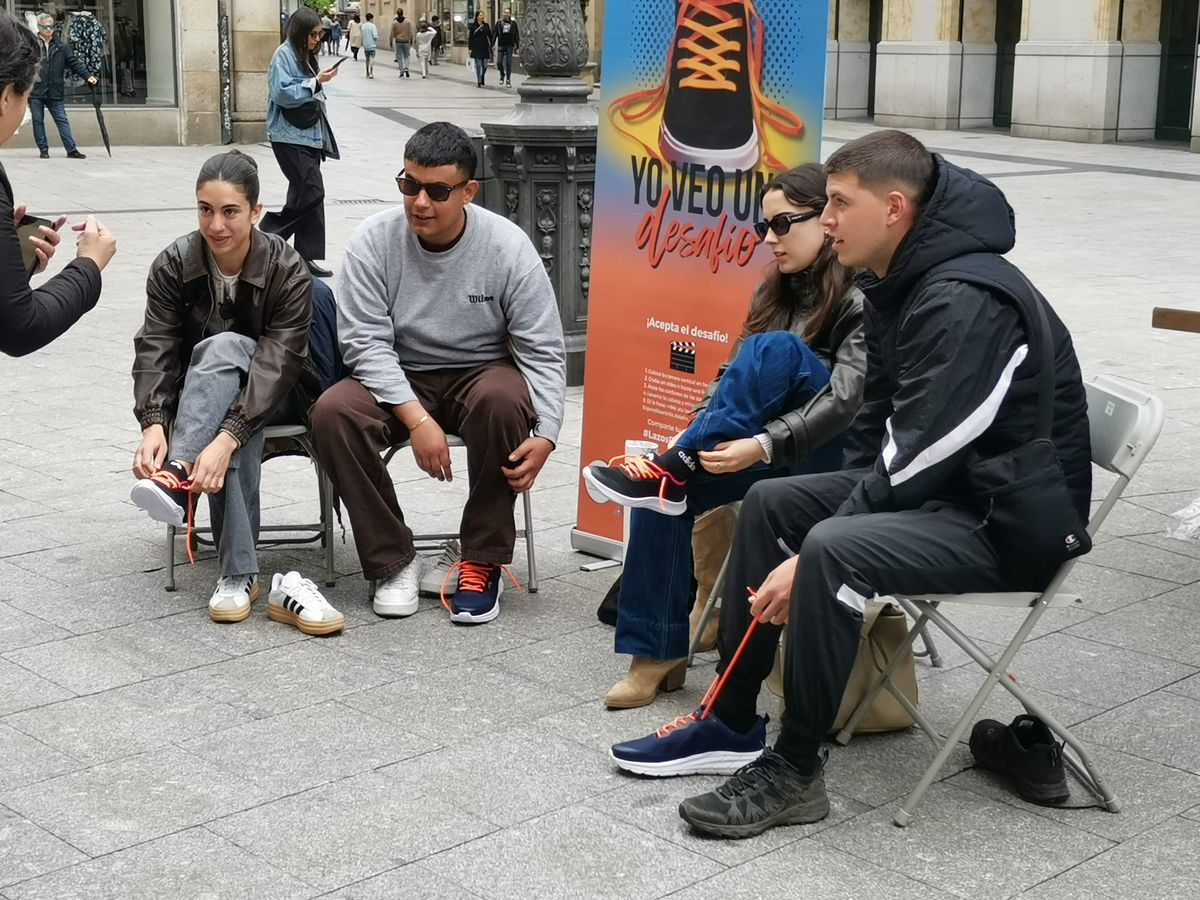 Salamanca se une al Día Mundial de la Espondiloartritis Axial con el reparto de los cordones por la esperanza