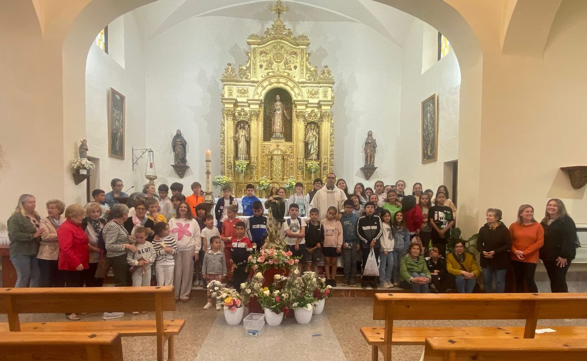 Una ofrenda floral a la Virgen cierra el curso de Catequesis de La Fuente, Boada y Muñoz