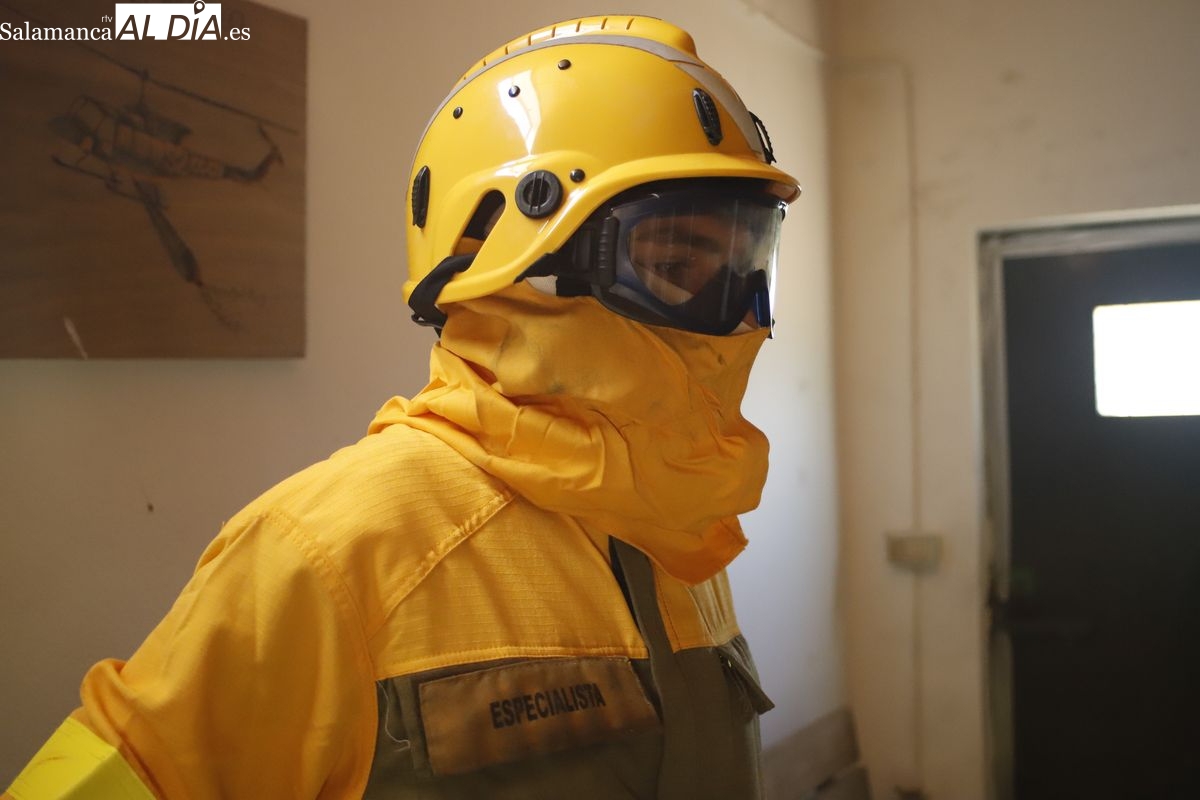 El escudo vital del bombero forestal: así es el EPI que les protege de las llamas