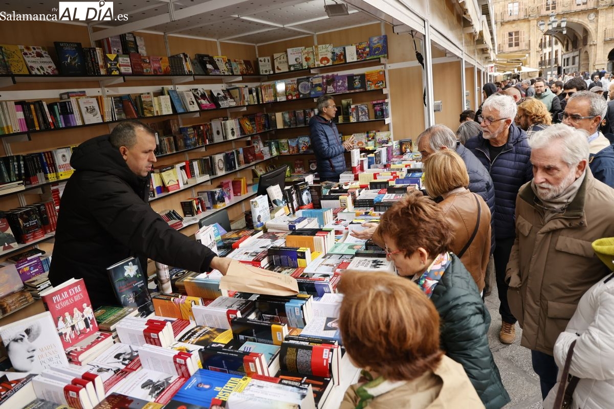La Feria del Libro de Salamanca registra gran afluencia de público en su jornada dominical