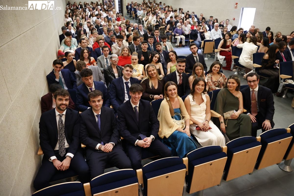 Emoción entre los Graduados de Periodismo y Comunicación Audiovisual de la UPSA de Salamanca