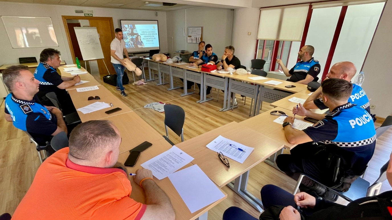 Policía Local y técnicos municipales reciben formación en Primeros auxilios, Reanimación Cardiopulmonar y uso de Desfribiladores 