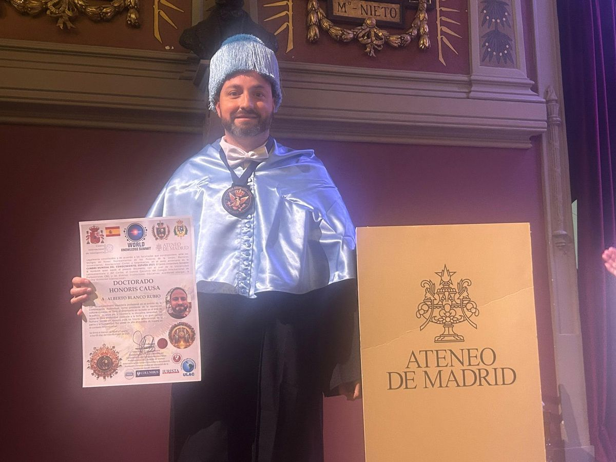 El escritor salmantino Alberto Blanco Rubio, investido doctor honoris causa por el Ateneo de Madrid