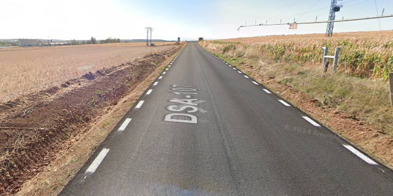 Una persona sale por su propio pie tras volcar con su vehículo en la carretera entre Machacón y Villagonzalo de Tormes