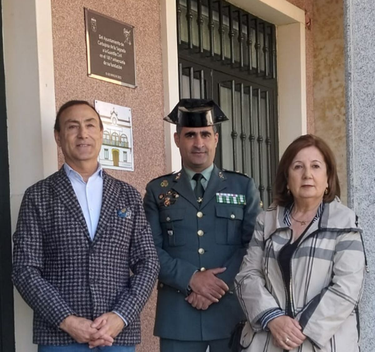Carbajosa muestra su reconocimiento a la Guardia Civil con una placa en la fachada del Ayuntamiento