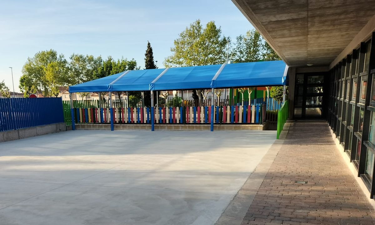 Un patio totalmente accesible y con nueva carpa en el colegio infantil de Cabrerizos