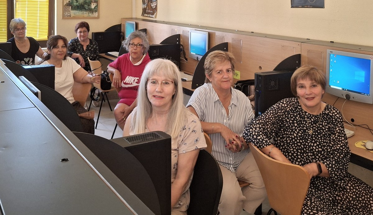 Integrantes de Amanecer asisten a un curso de ChatGPT