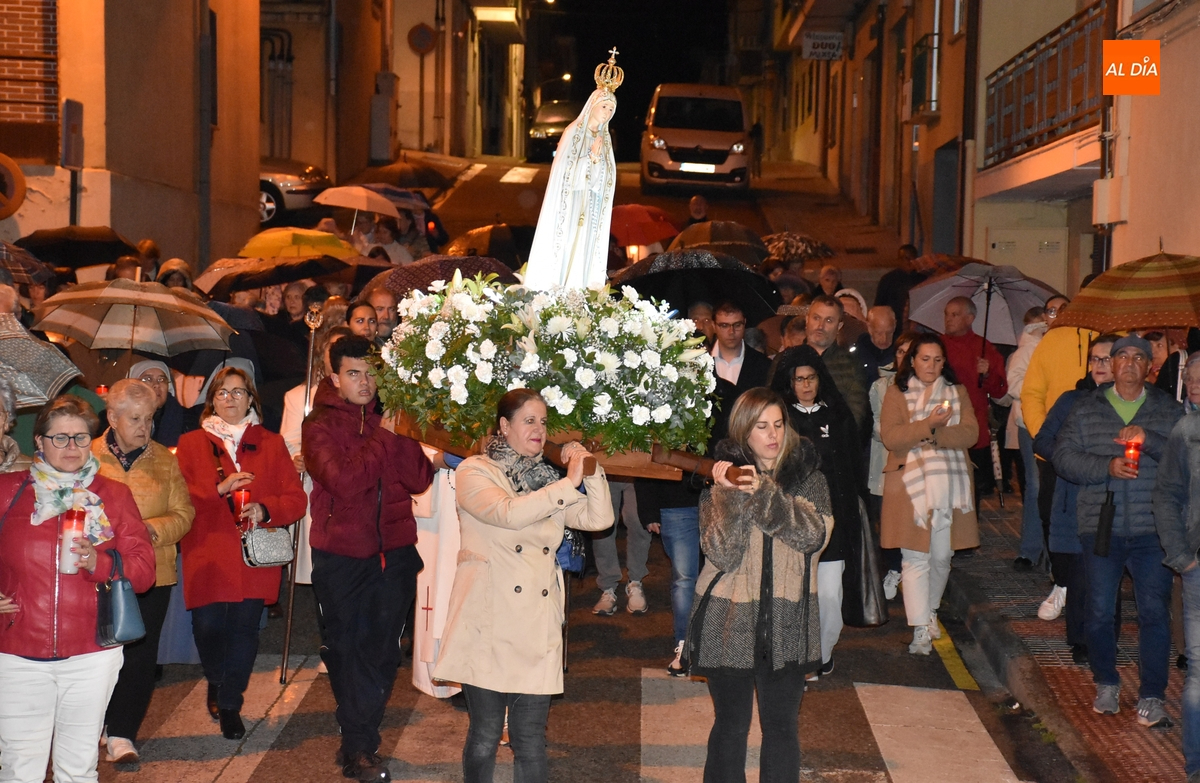 La lluvia sorprende a la Virgen de Fátima en su salida nocturna por el Valle de San Martín