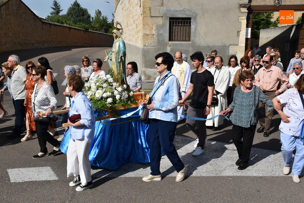 La Virgen de la Medalla Milagrosa estrena carroza en su ampliado trayecto por las calles