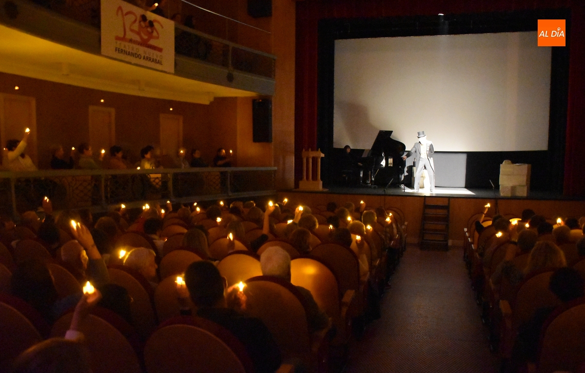 El público enciende las velas del 125 Aniversario del Teatro Nuevo Fernando Arrabal
