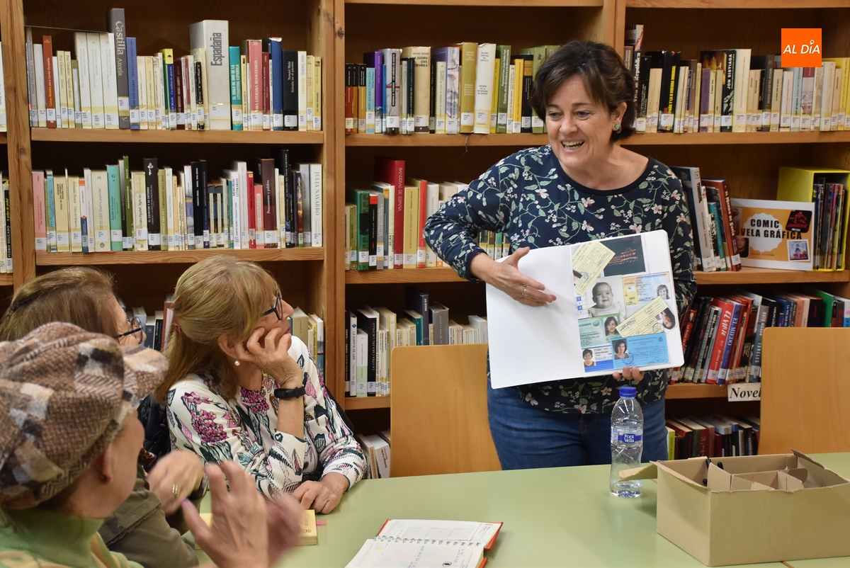 Susana García Herruzo imparte un taller de collage en homenaje a Carmen Martín Gaite