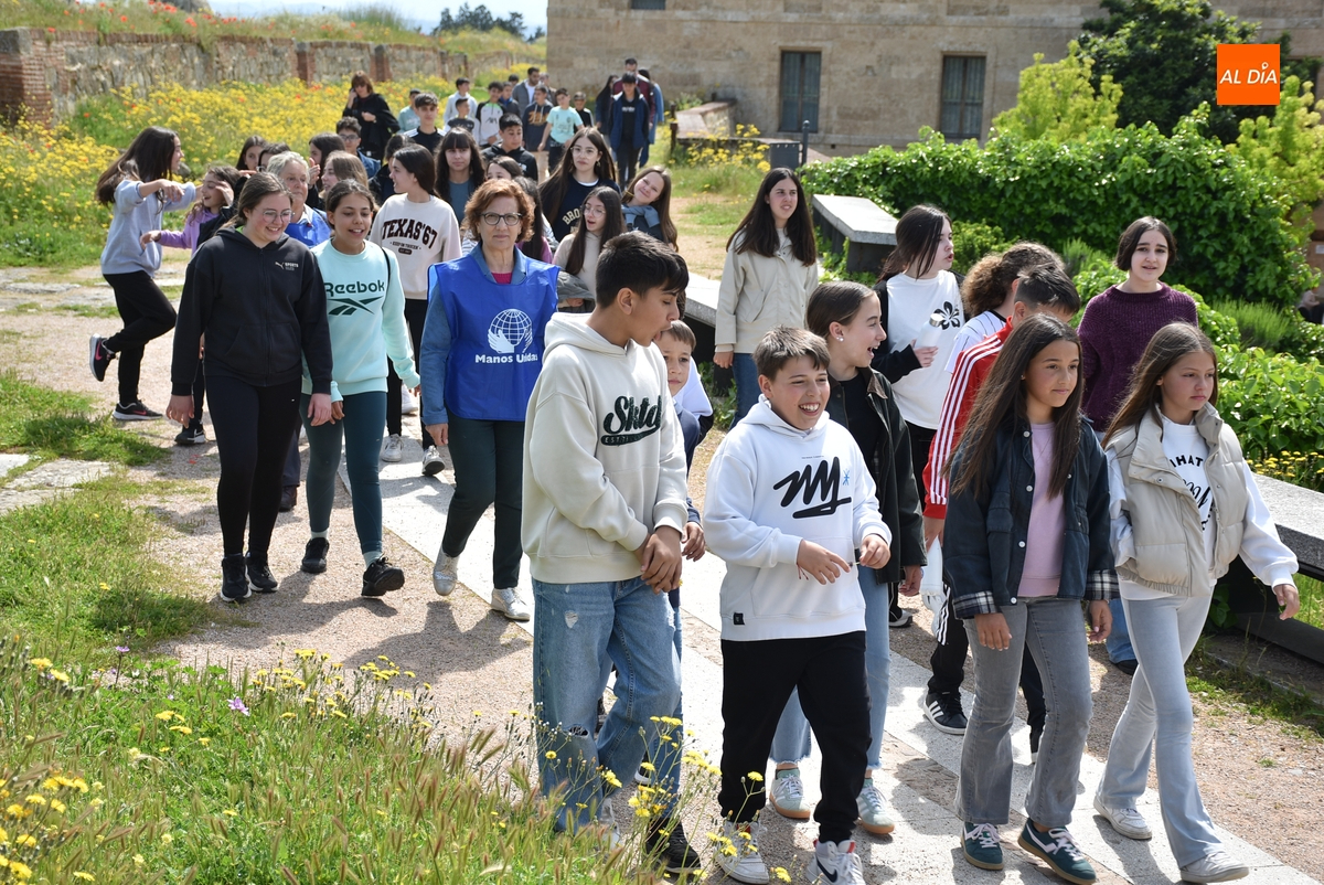 Escolares de Ciudad Rodrigo bailan y pasean por la muralla para conseguir un planeta mejor