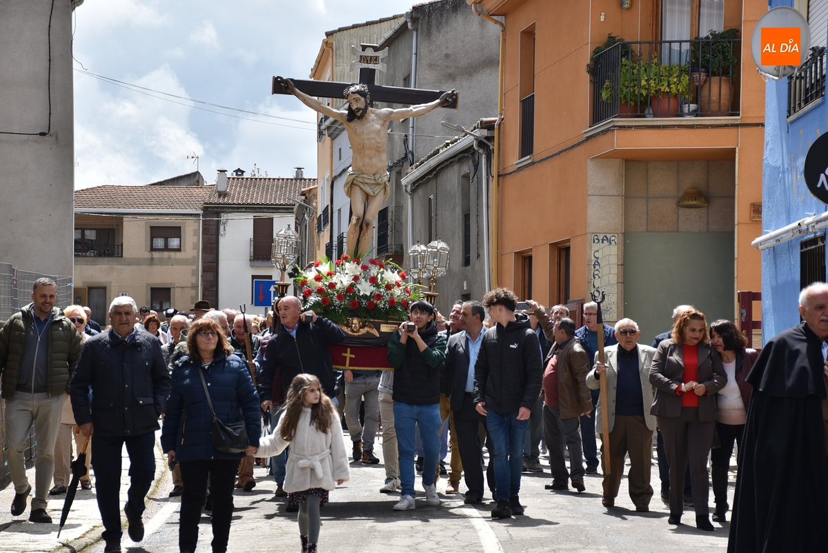 El sol sale justo a tiempo en El Bodón para acompañar junto a numerosos fieles al Cristo de la Exaltación