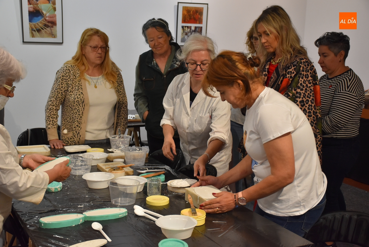 Impartida la primera tanda de talleres gratuitos de moldes de escayola