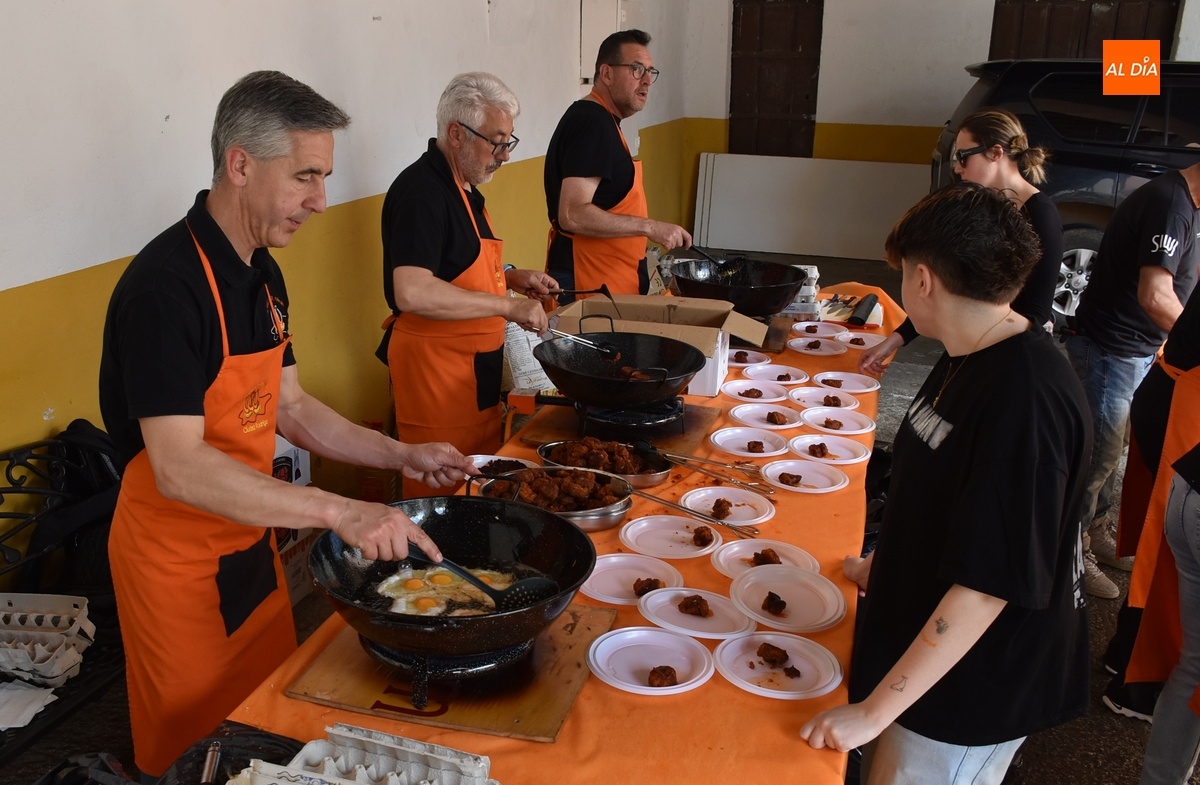 Devoción por el farinato en una soleada mañana de Feria