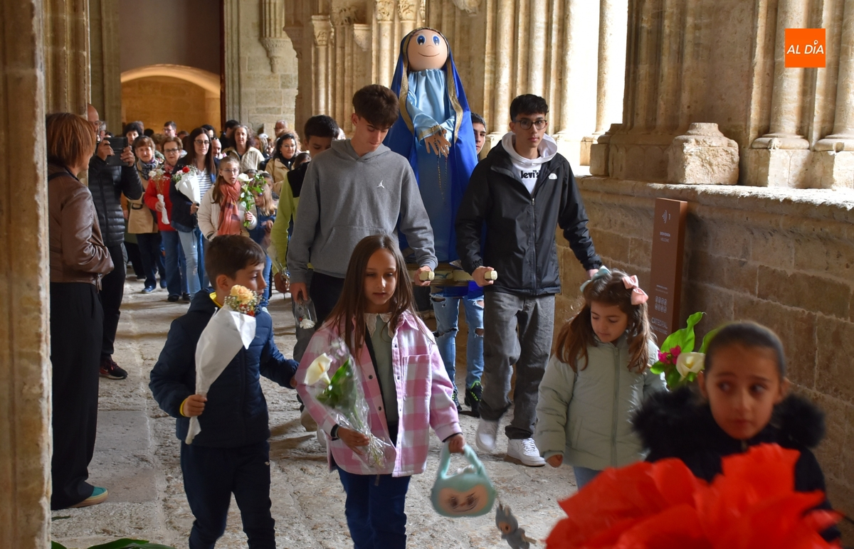 L@s niñ@s llevan sus flores a la Virgen María acordándose de León XIV
