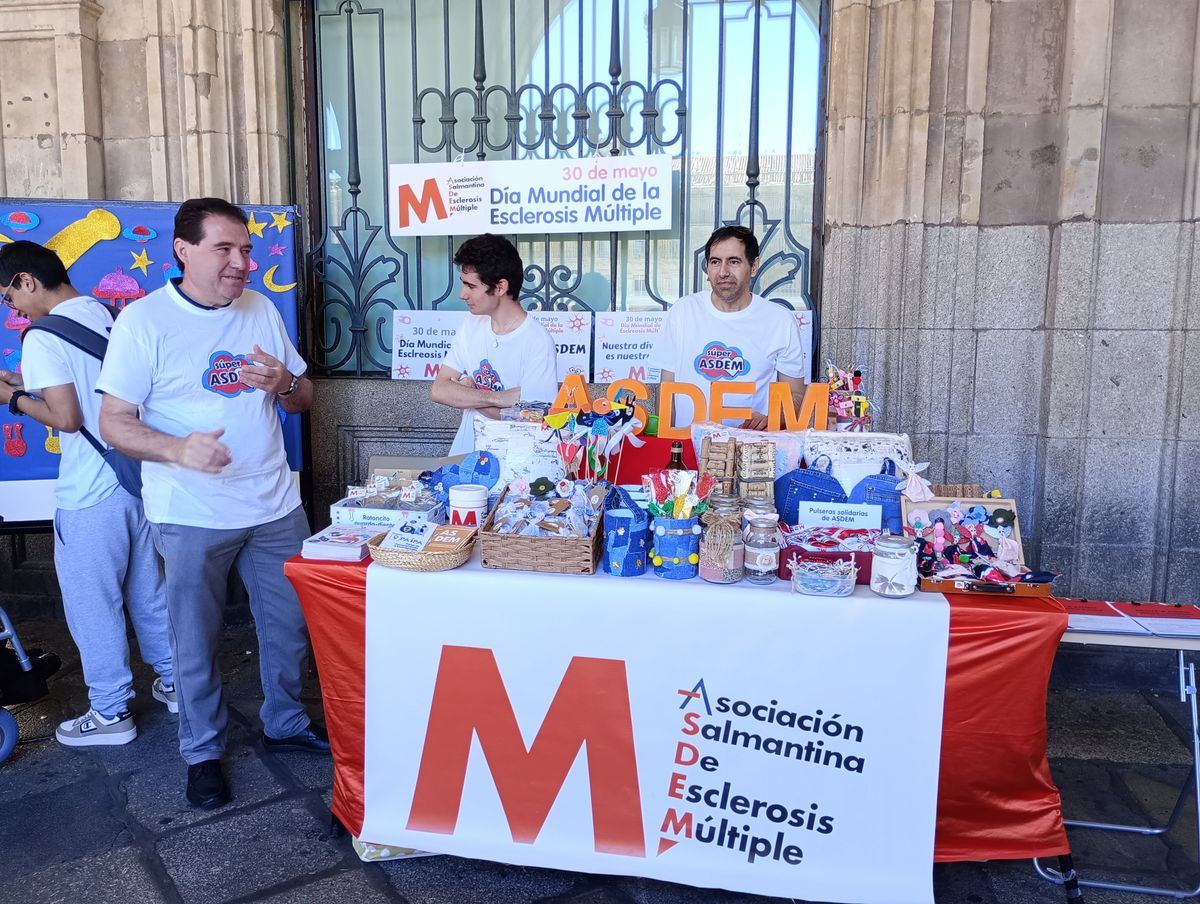Flores solidarias y una biblioteca humana: ASDEM acerca la Esclerosis Múltiple a los salmantinos en la Plaza de los Bandos