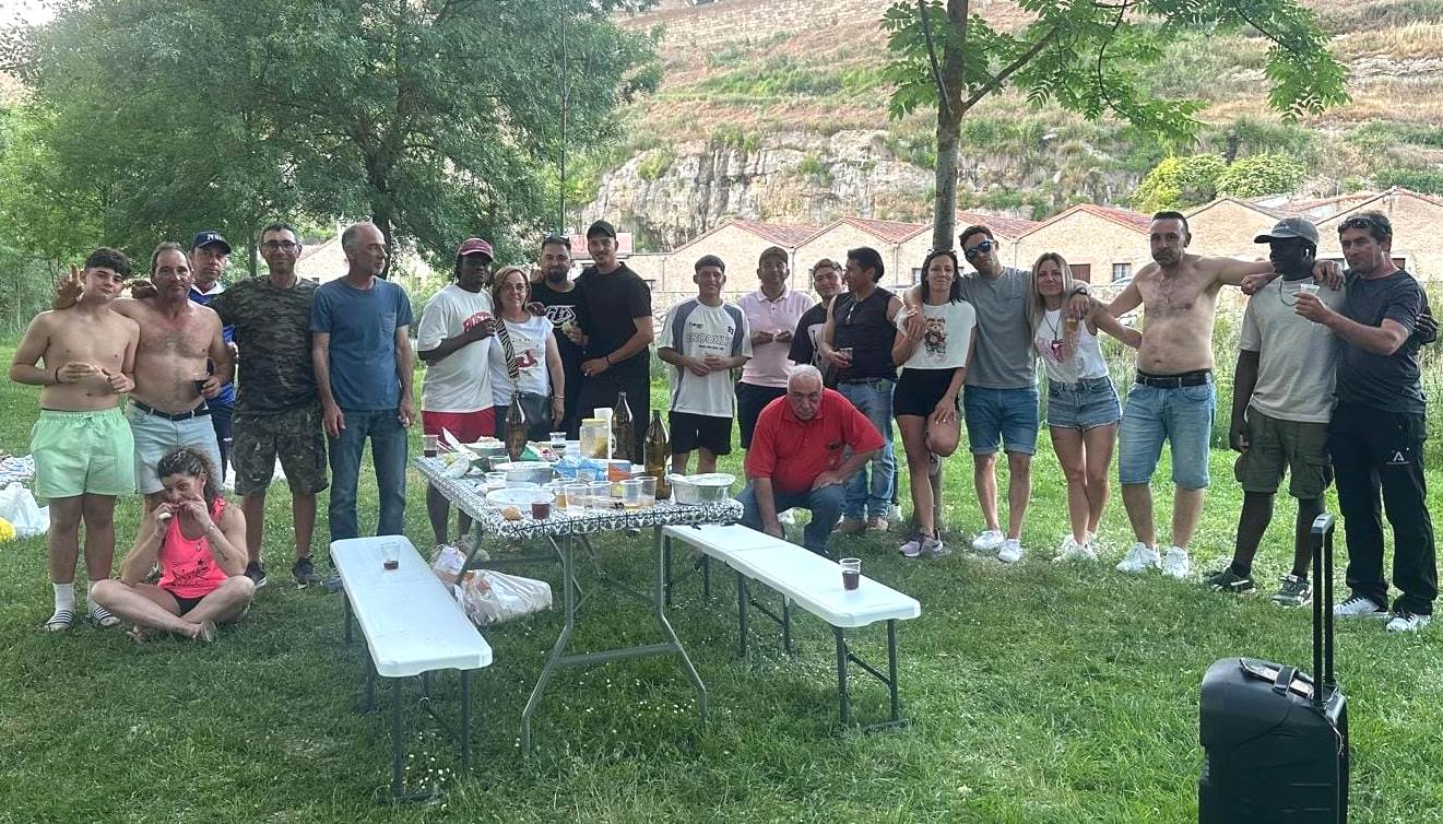 Trabajadores de las placas solares celebran a orillas del río el final de su andadura