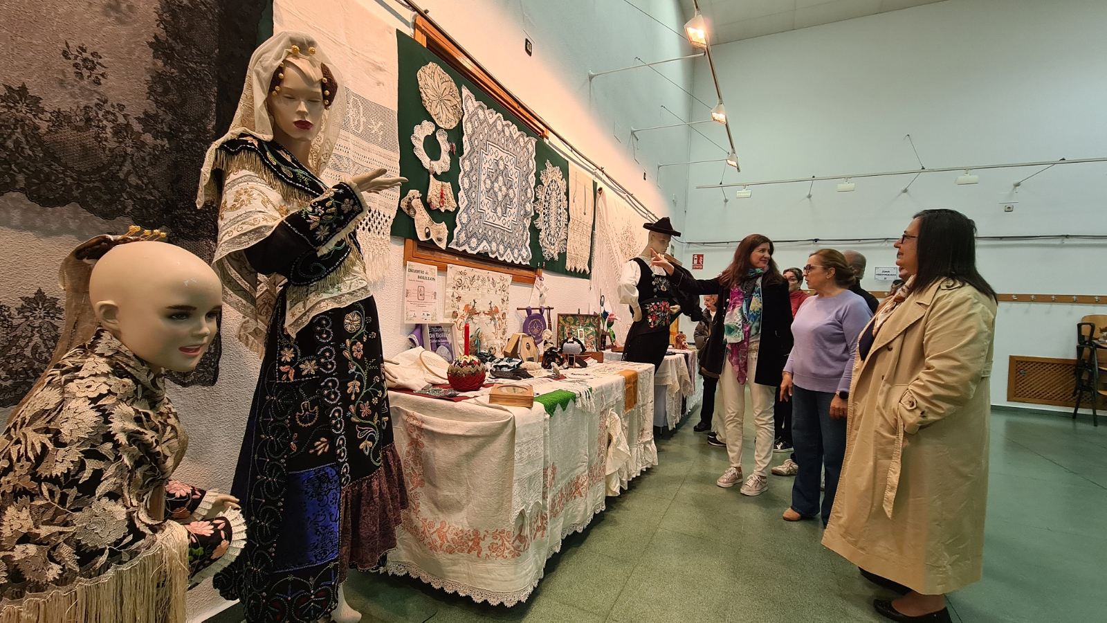 La Casa de la Mujer Clara Campoamor exhibe los trabajos manuales de la Asociación Flor de Salamanca
