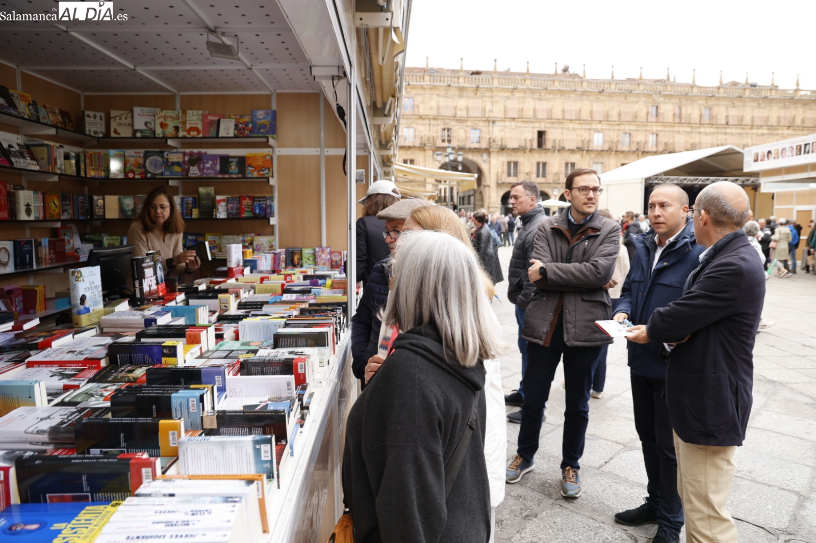 FOTOS | La 43ª Feria Municipal del Libro comienza desafiando a las inclemencias meteorológicas