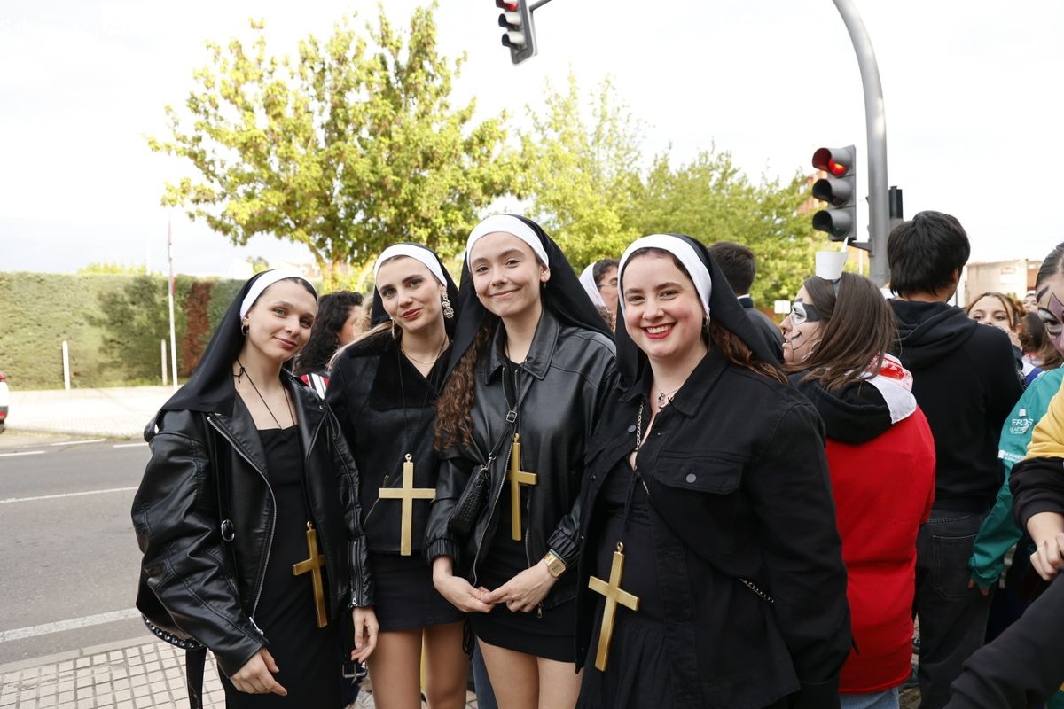 VÍDEO Y FOTOS | Los estudiantes de Bellas Artes se visten de fiesta con disfraces y charanga