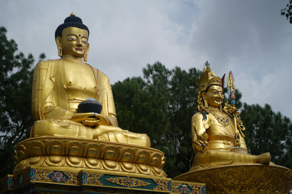 La política y el buda de los maestros