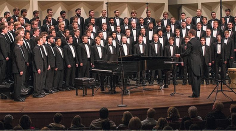 El Mens Glee Club de la Universidad de Miami actúa en la Catedral Vieja de Salamanca