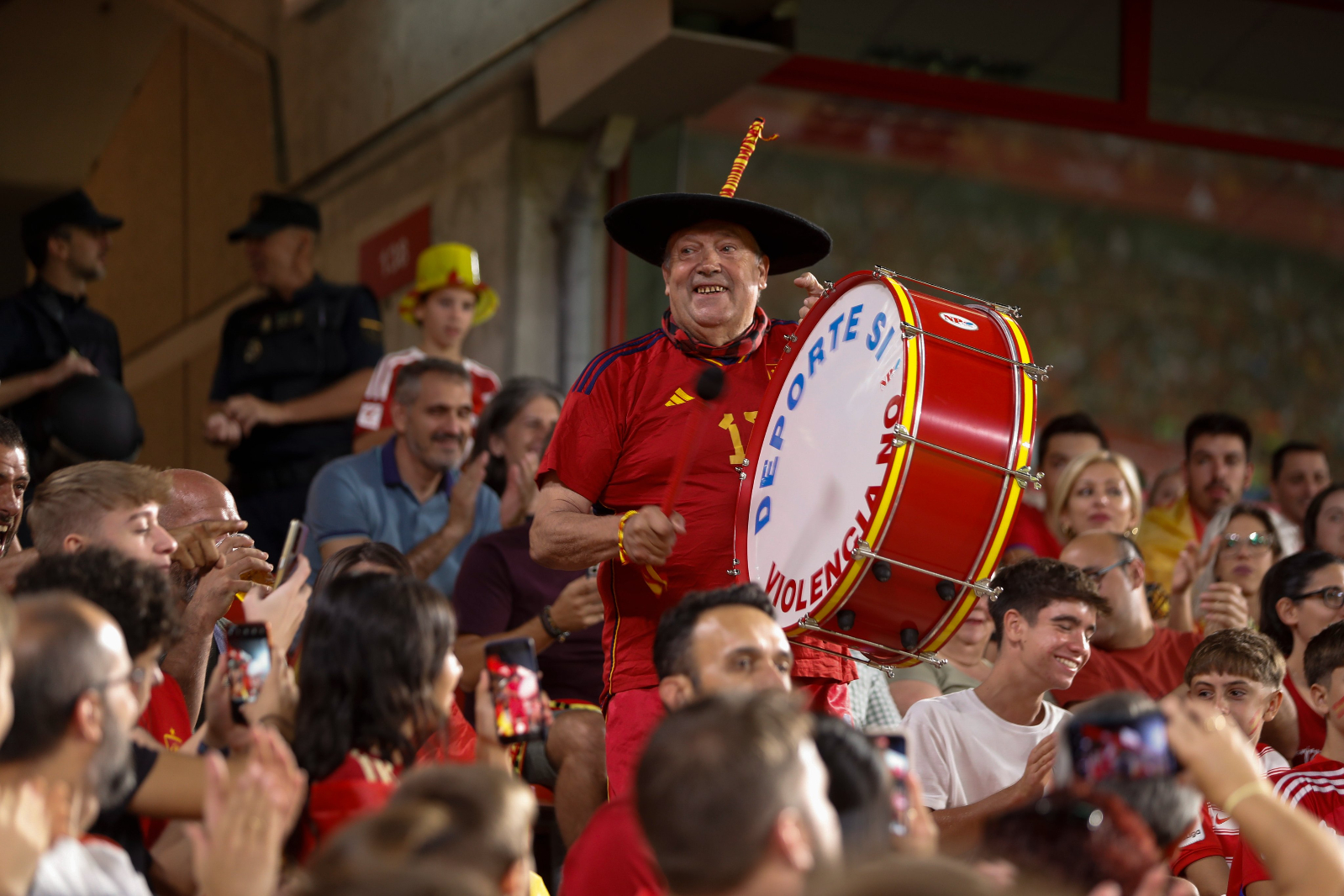 Fallece Manolo El del Bombo, el aficionado más icónico de la selección española