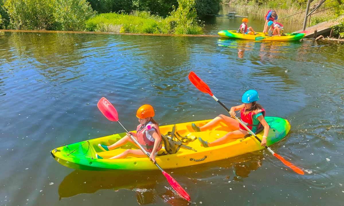 Chavales de toda la provincia recorren las aguas del Águeda en piragua