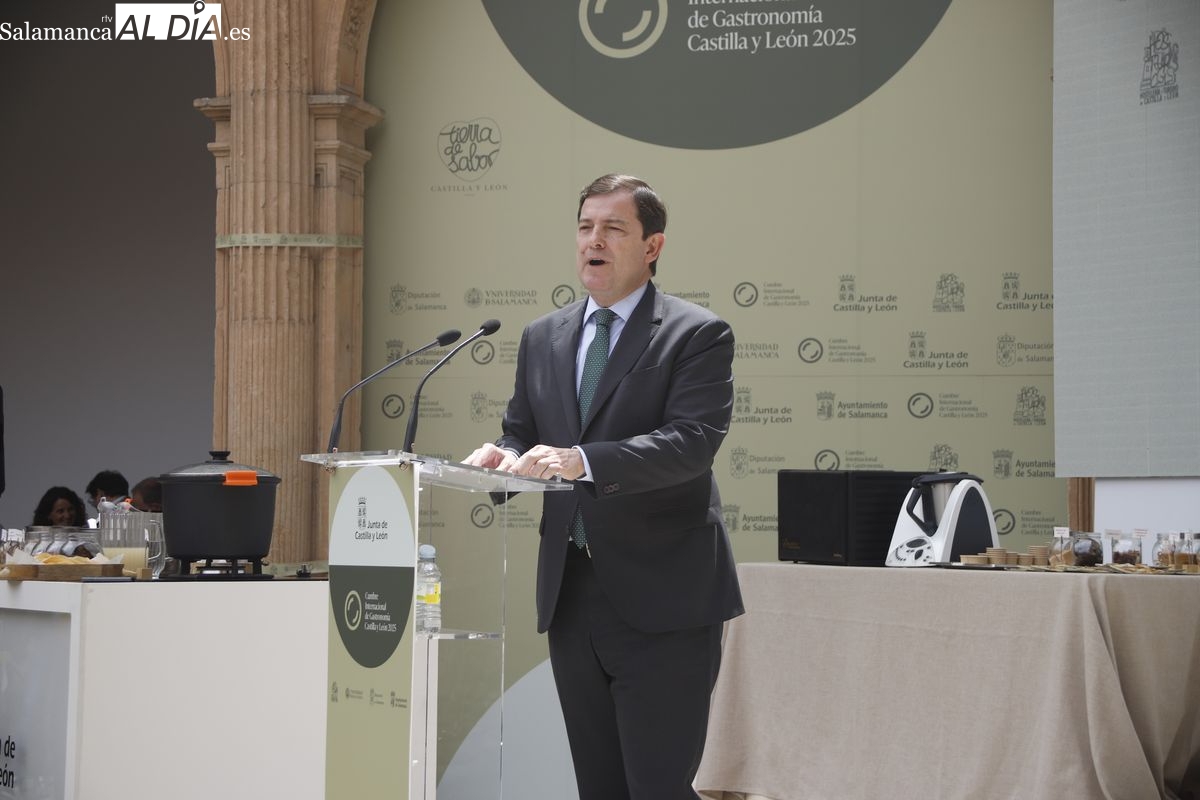 Los restaurantes de CyL dejan en esta tierra 550 millones de euros al año, afirma Mañueco 