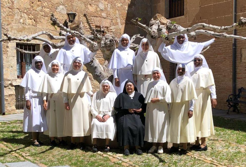 El Hospital de la Pasión recibe la visita de las Siervas de María de Salamanca