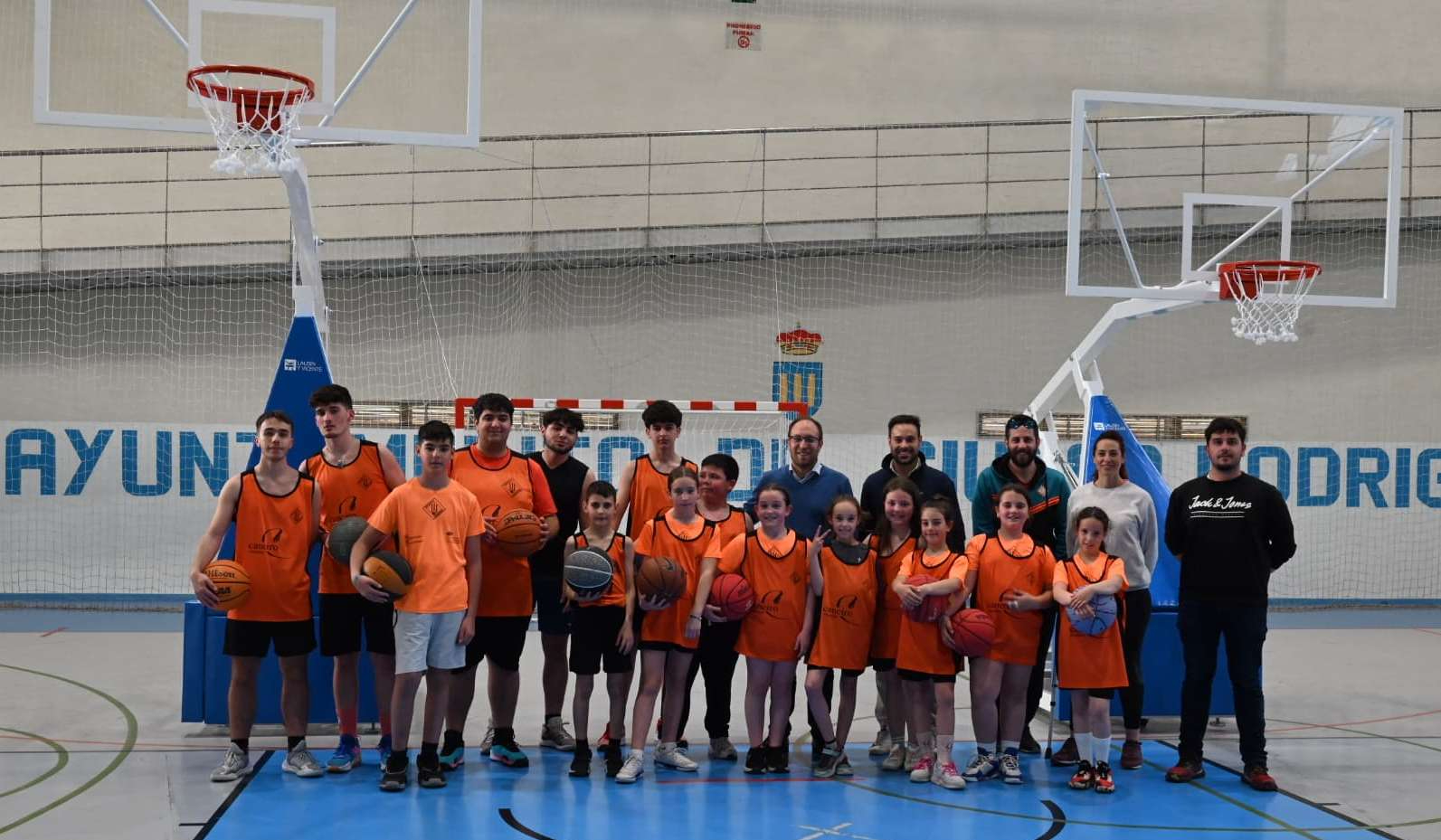 El Ayuntamiento adquiere dos nuevas canastas para el Pabellón Eladio Jiménez