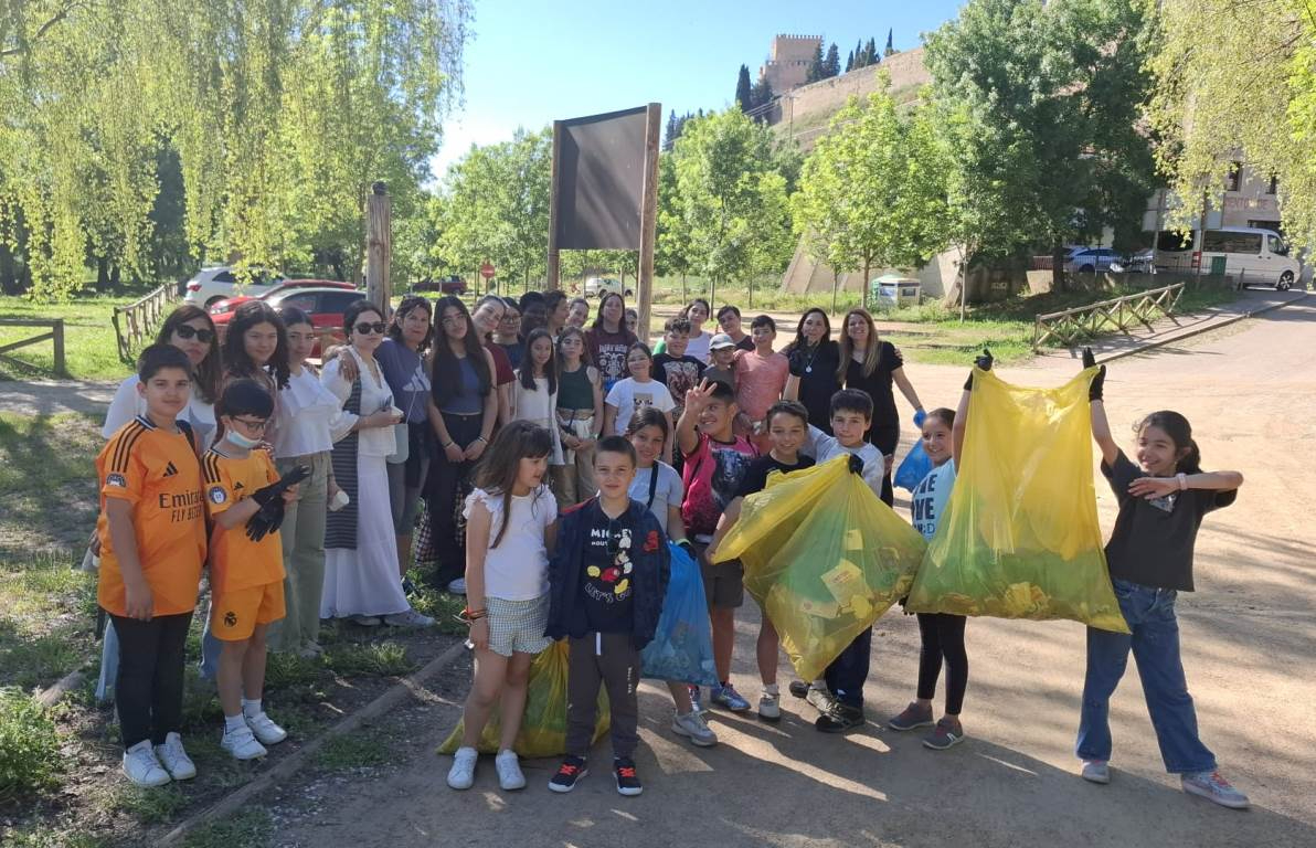 El Parador involucra al Colegio Misioneras en una nueva recogida de basuraleza