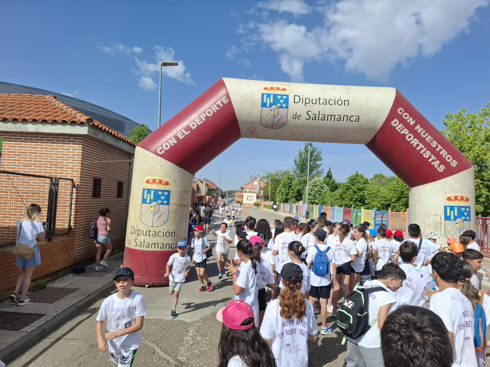Carbajosa vibra con el VI Día de la Educación Física en la Calle entre deporte y solidaridad
