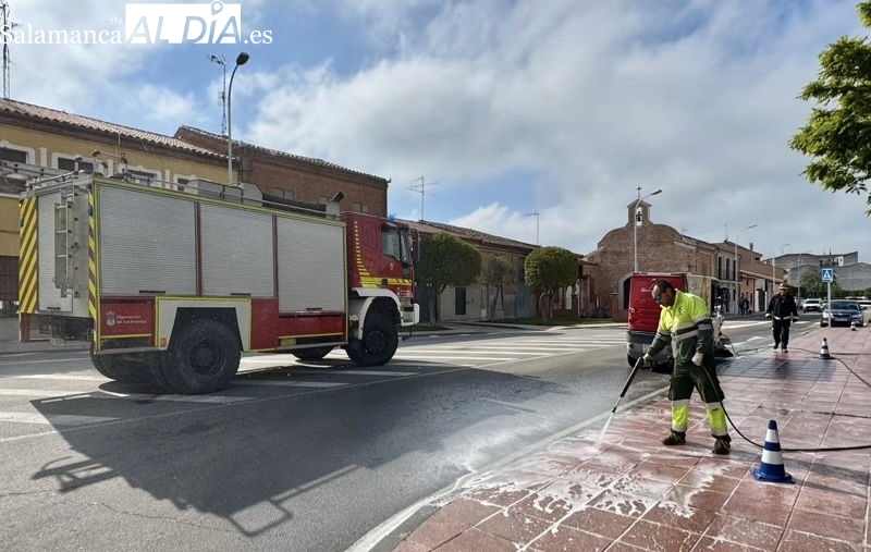 Bomberos y operarios municipales realizan un operativo para limpiar un vertido de aceite generado por la avería del camión de la Mancomunidad
