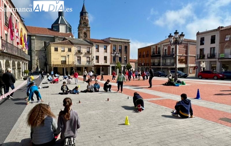 Juegos de siempre y deporte, unidos en la primera y multitudinaria celebración del Día de la Educación Física en la calle