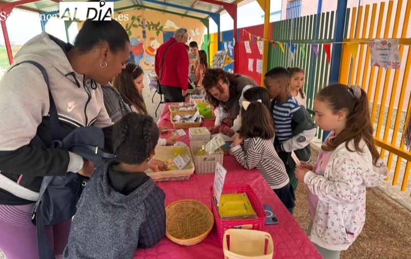 El mercadillo del Severiano Montero «arrasa» en creatividad y apoyo vecinal en su estreno