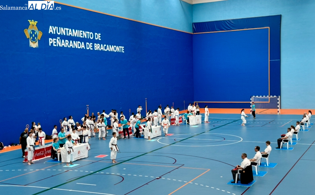 Gran ambiente y nivel en el estreno del Campeonato Provincial de Kárate en Peñaranda