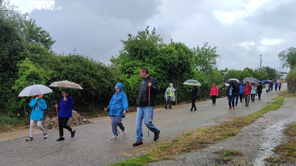Saucelle muestra su solidaridad en la marcha senderista a beneficio de la Asociación Salud Mental Salamanca