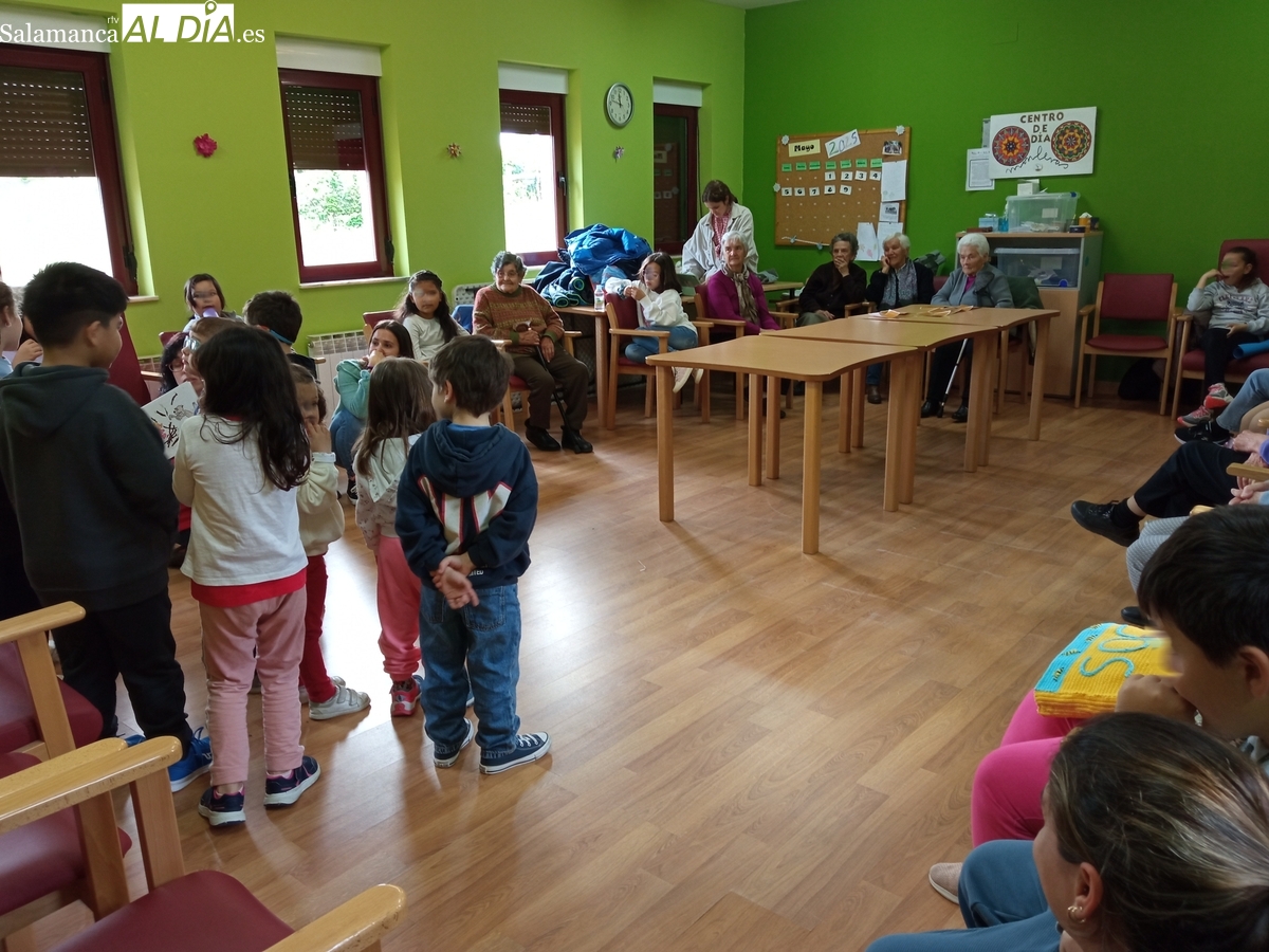 El programa Mayores en Comunidad promueve el encuentro intergeneracional y la colaboración entre pueblos