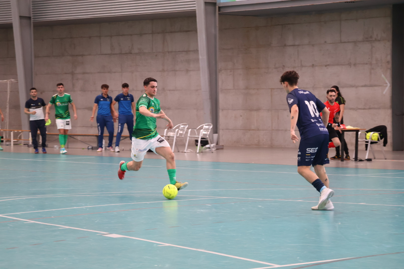 El Piensos Durán Albense saca el coraje en Pontevedra para avanzar de ronda en el playoff (3-3)