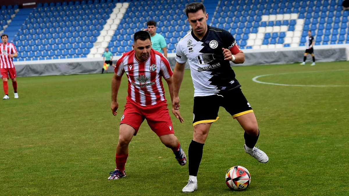 Jugó en el primer Unionistas, en Provincial,  y deja el fútbol tras subir al filial a Tercera RFEF 