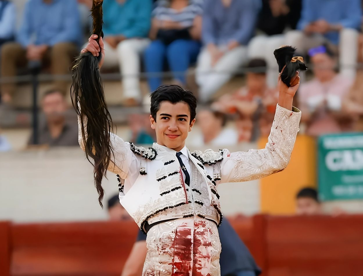 Cinco orejas y rabo para Marco Pérez en su último compromiso antes de la encerrona en Las Ventas