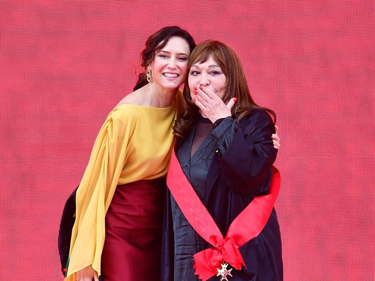 Massiel, emocionada en su reaparición para recibir la Gran Cruz de la Orden del 2 de Mayo