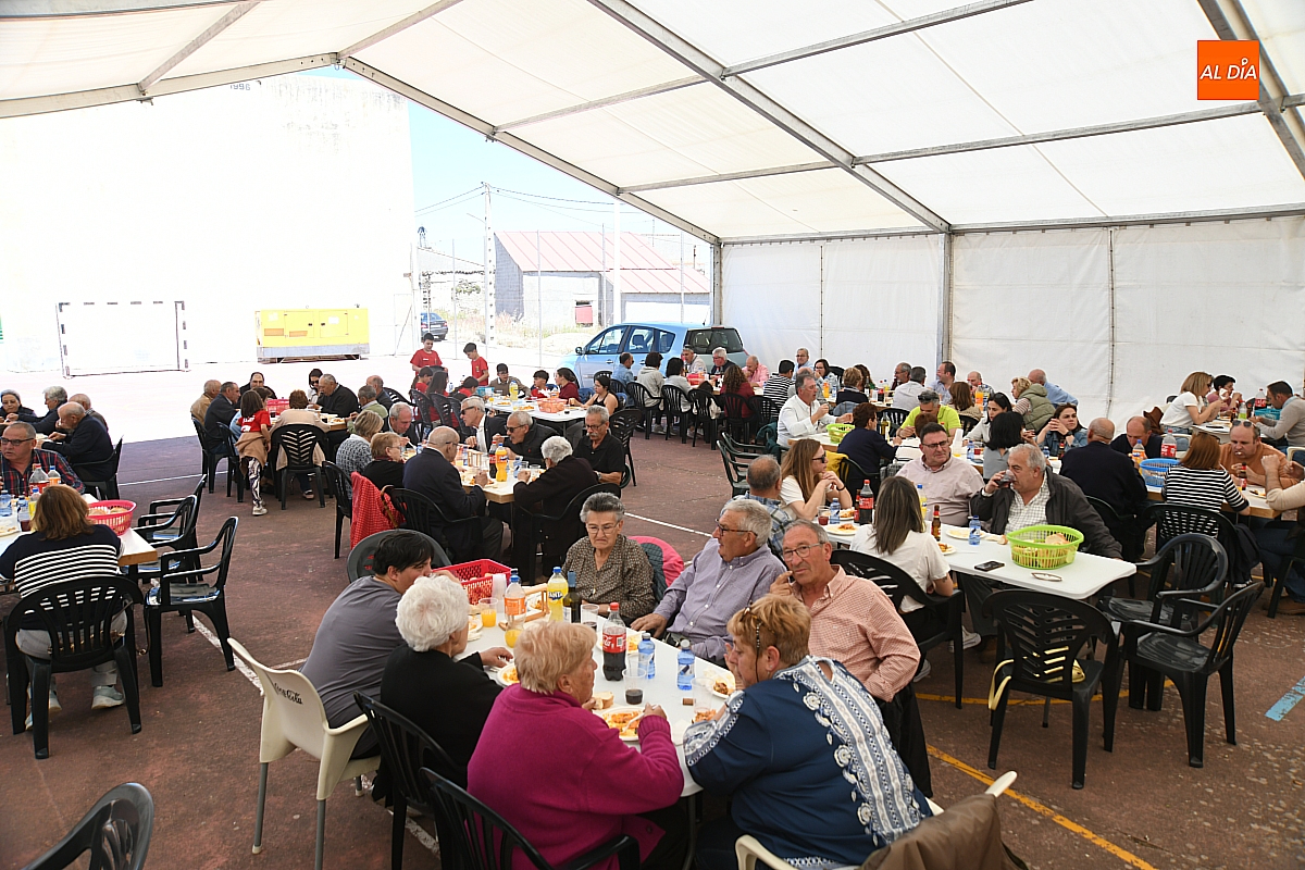 Una paella popular en Carpio de Azaba marca el ecuador de las fiestas de San Isidro
