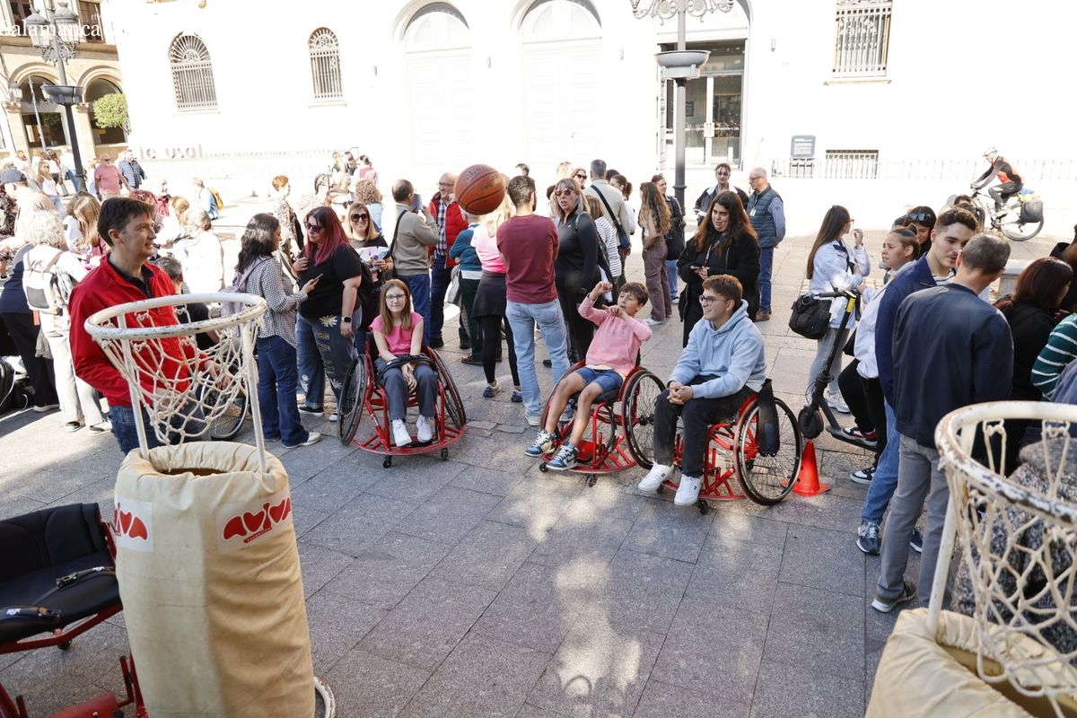 FOTOS | 18 entidades se unen en la Plaza de los Bandos por una Salamanca más accesible